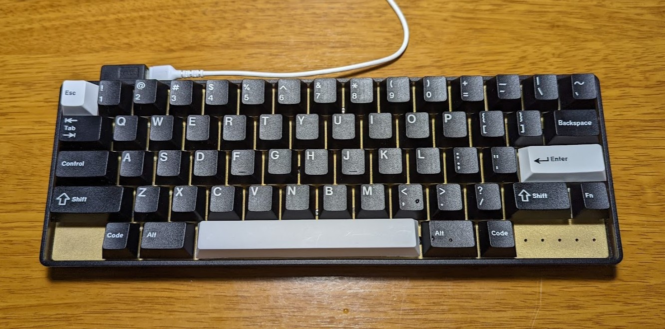 真鍮トッププレートにDROP gmk white-on-blackキーキャップで最終形態になったYUIOP60HH4